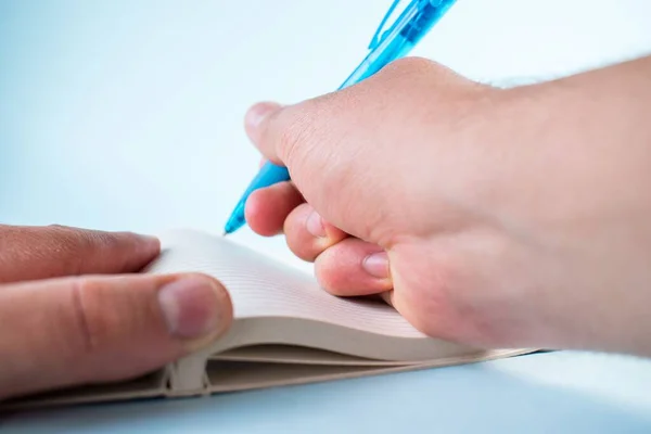 Plano Horizontal Hombre Tomando Notas Con Bolígrafo Azul Cuaderno Abierto Imagen de archivo