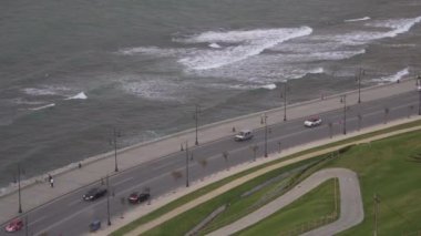 Fas 'ta Tangieri sahilindeki trafiğin insansız hava aracı görüntüsü.