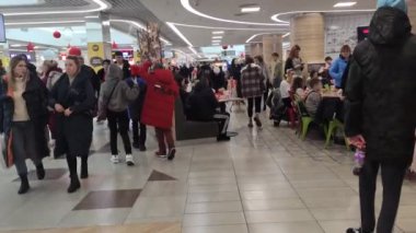 Hafta sonu alışveriş merkezinde Noel öncesi kalabalık var.