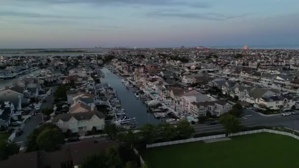 Krásný Bezpilotní Výhled Obytnou Čtvrť Malými Domky Při Západu Slunce — Stock video
