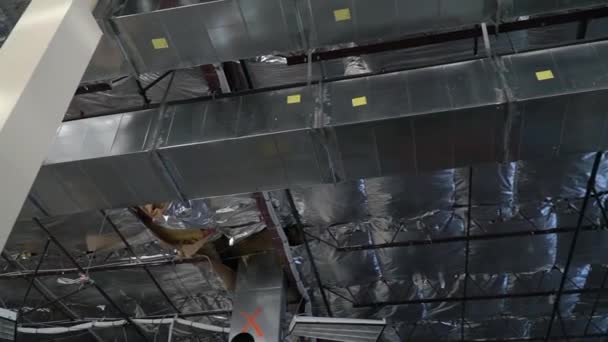 Bir Binanın Tavan Havalandırma Sisteminin Düşük Açılı Görüntüsü — Stok video