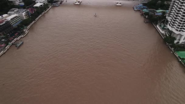 从空中俯瞰一条泥泞的褐色河流 船船在桥下穿行 — 图库视频影像