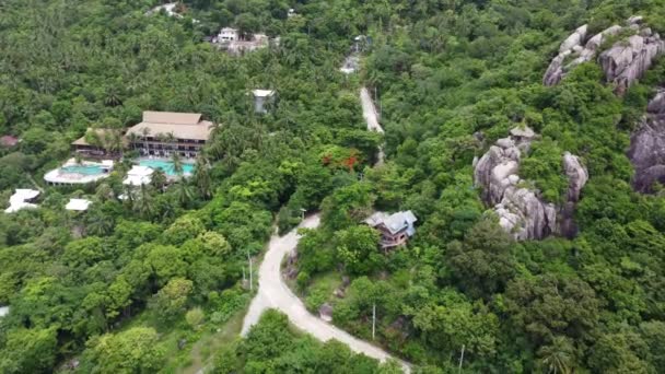 タオ島のジャングルの中にある細い通りの空中ドローンの眺め — ストック動画