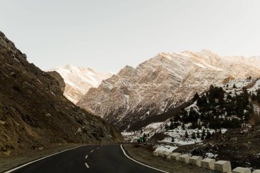 Ama Dablam Dağı 'nın panoramik manzarası Everest ana kampı, Khumbu vadisi, Sagarmatha ulusal parkı, Everest bölgesi yolunda güzel bir gökyüzü.