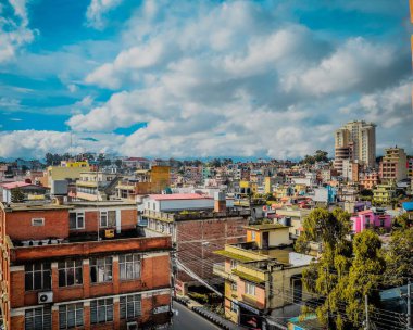 Katmandu Nepal binalarının üzerindeki bulutlu mavi gökyüzü