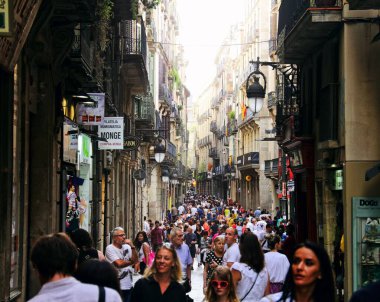 Barselona, İspanya 'da sokakta yürüyen insanlar.