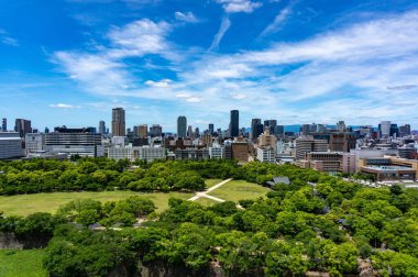 Güneşli bir günde güzel bir şehir manzarası