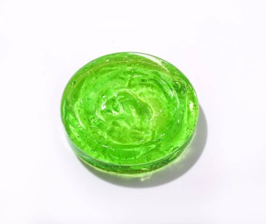 Beyaz arkaplanda kalın bir yeşil aloe dokusu