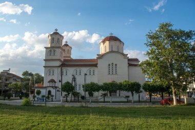 Güneşli gökyüzünün arka planında bir kilise