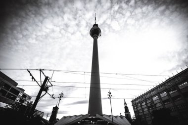 Berlin, Almanya 'daki Berliner Fernsehturm televizyon kulesinin gri pulu