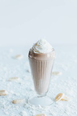 Beyaz arka planda çikolatalı milkshake.