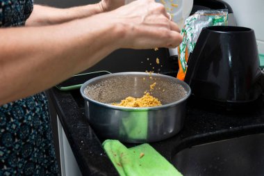 Mutfakta peynirli kek hazırlayan bir kadın.