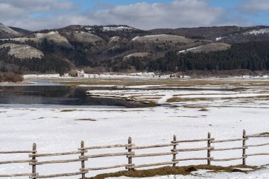 İtalya 'nın Bagnoli Irpino kentindeki Laceno Gölü' nde kar ve buzla kaplı muhteşem bir kış manzarası.