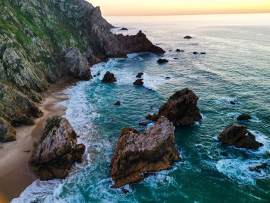 Portekiz 'de güzel bir yaz gününde Ursa sahilindeki kaya oluşumlarının manzarası.