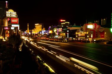 Geceleri Las Vegas sokaklarının güzel bir görüntüsü.