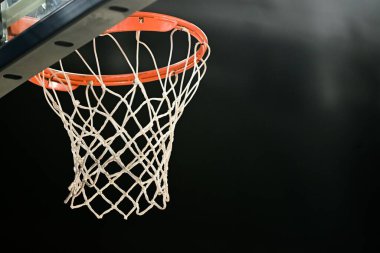 Kapalı alan arkaplanından önce bir basketbol sahasının yakın plan görüntüsü.