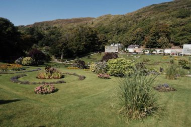 İrlanda 'nın Connemara Milli Parkı' ndaki Galway bölgesindeki Kylemore Manastırı.