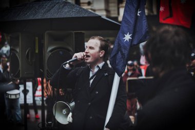 Melbourne 'da özgürlük protestosunda konuşma yapan bir adam.