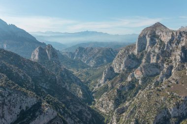 Katalina, Cantabria, İspanya 'daki kayalık dağların nefes kesici manzarası