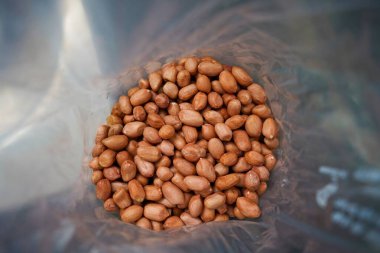 Plastik poşetteki bir avuç fıstığın üst görüntüsü.