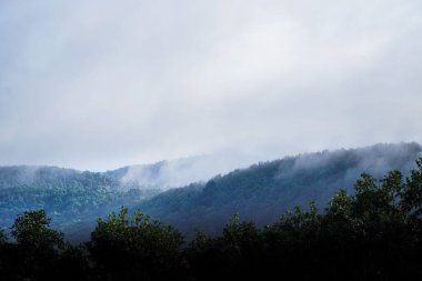 Georgia 'da bulutların altındaki dağ manzarasının güzel bir görüntüsü.