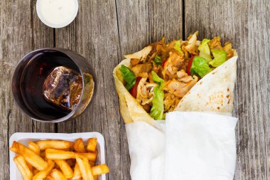 Kızarmış patates ve bir bardak sodayla yakın plan Shawarma.