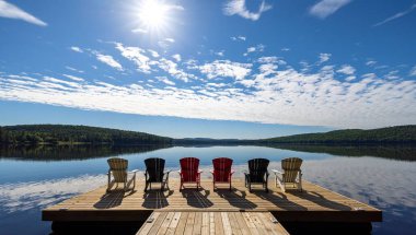 Two River Gölü, Algonquin, Ontario Kanada 'nın renkli sandalyelerinin güzel bir manzarası.