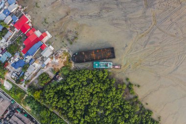 Klang Limanı 'nda gemilerin ve çatıların havadan görüntüsü.