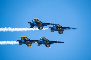 Mavi Meleklerin şehrin üzerinde uçtuğu bir hava gösterisi