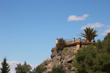 Güneşli mavi gökyüzüne karşı Kutsal Pınar 'ın (Nuestra Senora de la Fuensanta) Mabedi' nin bakış açısı