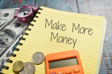 Kitaplar ve hesap makineleri ile daha fazla para kazanmak. Ekonomi kavramı