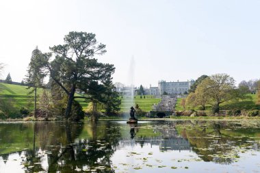 Wicklow, İrlanda 'daki Powerscourt House ve Gardens.