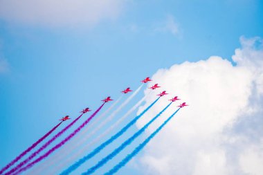 Kırmızı Ok Aerobatik Takımı Fairford, İngiltere 'deki RIAT hava gösterisinde.