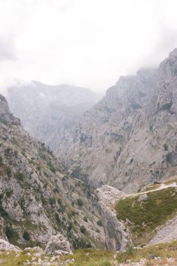 Ruta del Cares, Asturias, İspanya 'daki kayalık dağların nefes kesici manzarası