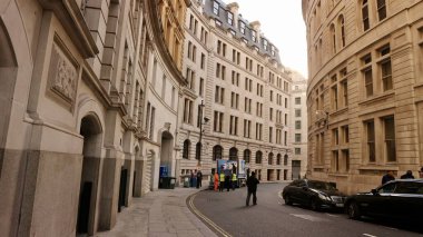 Siyah arabalı tarihi bej binalar ve Great Scotland Yard, Londra, İngiltere 'deki insanlar.