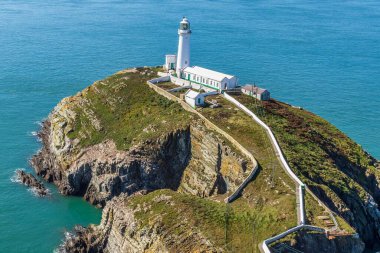 Anglesey, Galler 'deki kutsal adanın kıyısındaki tarihi Güney Yığını Deniz Feneri' nin hava manzarası..