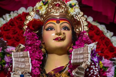 Mumbai 'de bir Mandal' da Maa Durga 'ya tapan güzel bir idol.