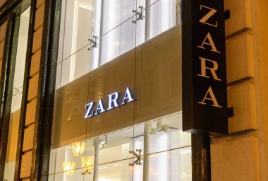 Budapeşte 'deki mağazalarının önündeki Zara giyim logosunun düşük açılı gece çekimi.