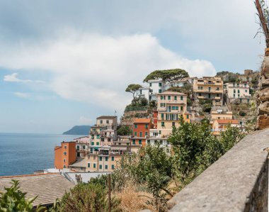 İtalya 'da Cinque Terre, Riomaggiore kasabasındaki konut binalarının açık hava görüntüsü