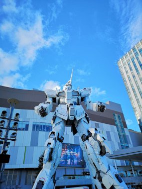 Diver City, Odaiba, Tokyo ve Japonya 'daki Gundam Unicorn' un düşük açılı çekimi.