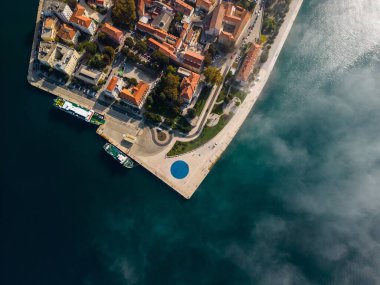 Güneşli bir günde göl kenarındaki modern binaların havadan görünüşü.