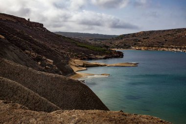 Sahile yakın bir uçurum.