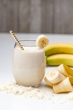 Beyaz arka planda muzlu bir milkshake.