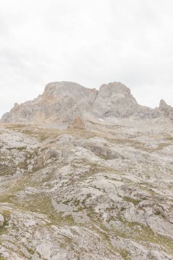 Naranjo de Bulnes, Asturias, İspanya 'daki kayalık dağların nefes kesici manzarası