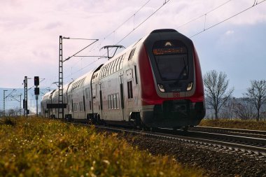 Sınıf 445 bölge ekspresi, Bombardıman uçağı TWINDEXX ana vadiden geçip Frankfurt am Main 'e gidiyor.