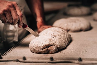 Hamur işi, kurabiye, kruvasan, baget ve ekmek yapılıyor.