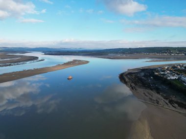 Appledore köyü, Kuzey Devon, İngiltere 'deki sığ bir nehrin insansız hava aracı görüntüsü.