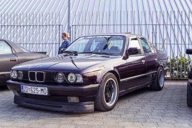 BMW E36 'nın güzel bir görüntüsü, Zadar' da araba sergisinde klasik bir zamanlayıcı.