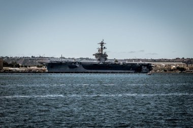 Limanın yakınındaki bir San Diego savaş gemisi.