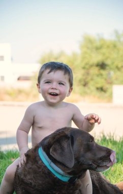 Köpekli mutlu bir çocuğun dikey çekimi.